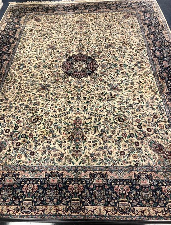A Tabriz carpet Approx. 360 x 270cm